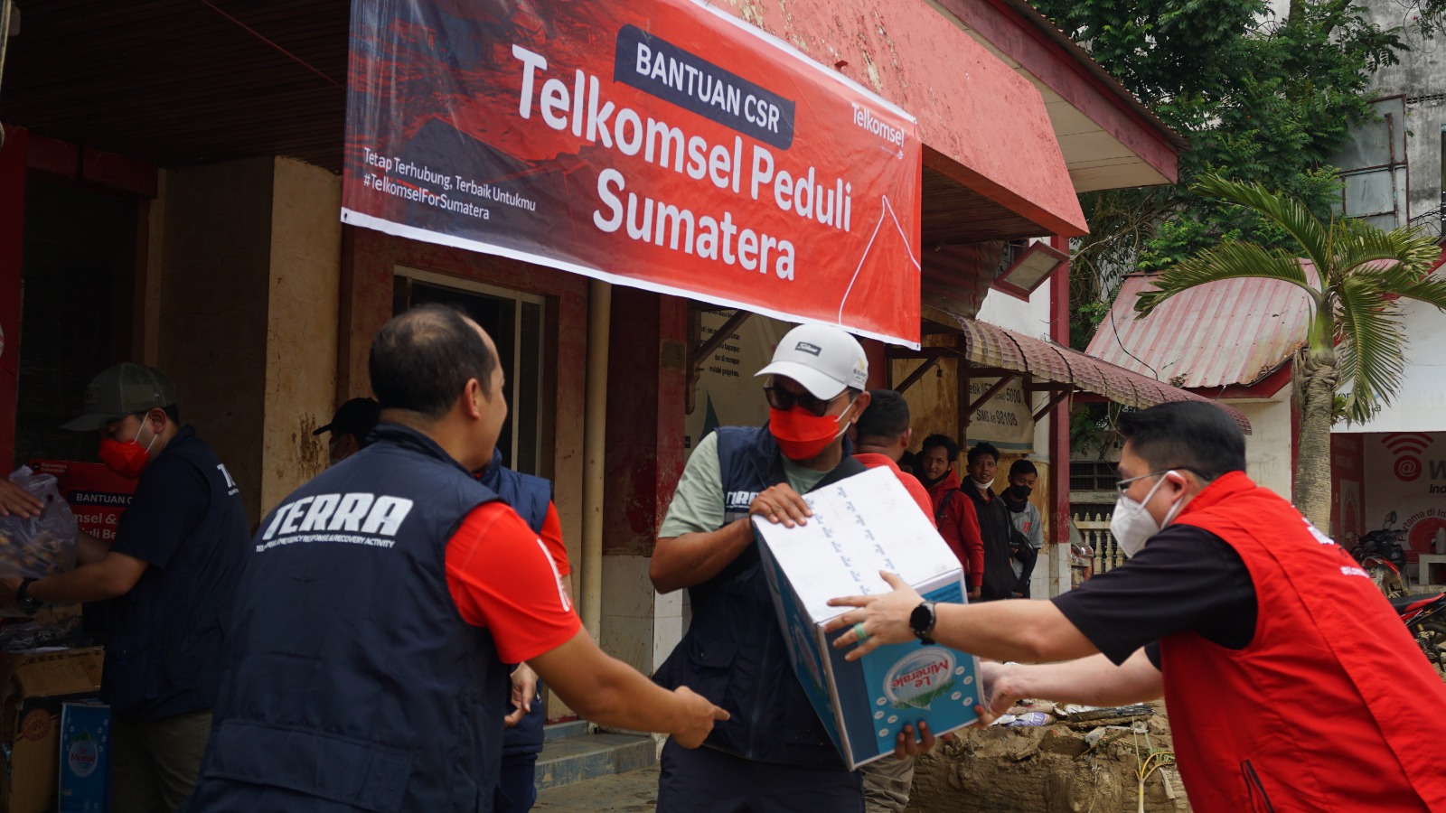 Telkomsel Percepat Pemulihan Jaringan, Salurkan Bantuan Sosial untuk Masyarakat Aceh Tamiang