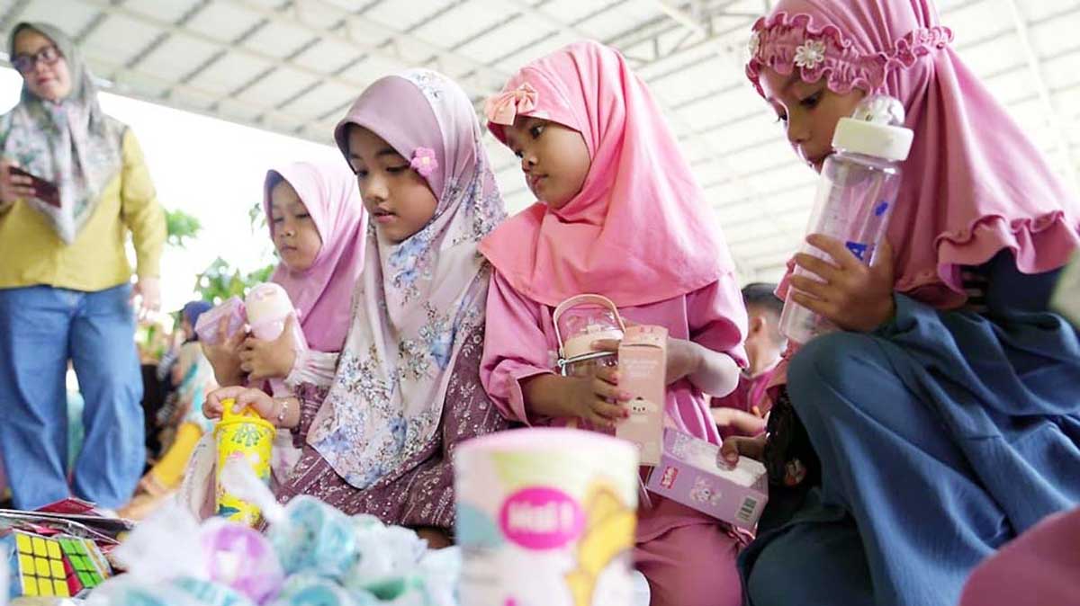 Semarak Kemerdekaan, Kilang Pertamina Plaju Bagikan 141 Tumbler untuk Anak-anak Panti Asuhan dan Ponpes