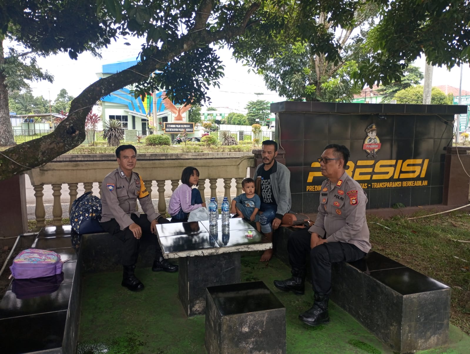 Polisi di Lubuk Linggau Bantau Penumpang Bus Asal Yogyakarta yang Kehabisan Ongkos Ke Bengkulu