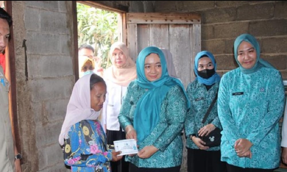 TERHARU! Niah Bahagia Saat Adiknya yang menderita ODGJ dibuatkan KIS dari Pj Ketua PKK Palembang 