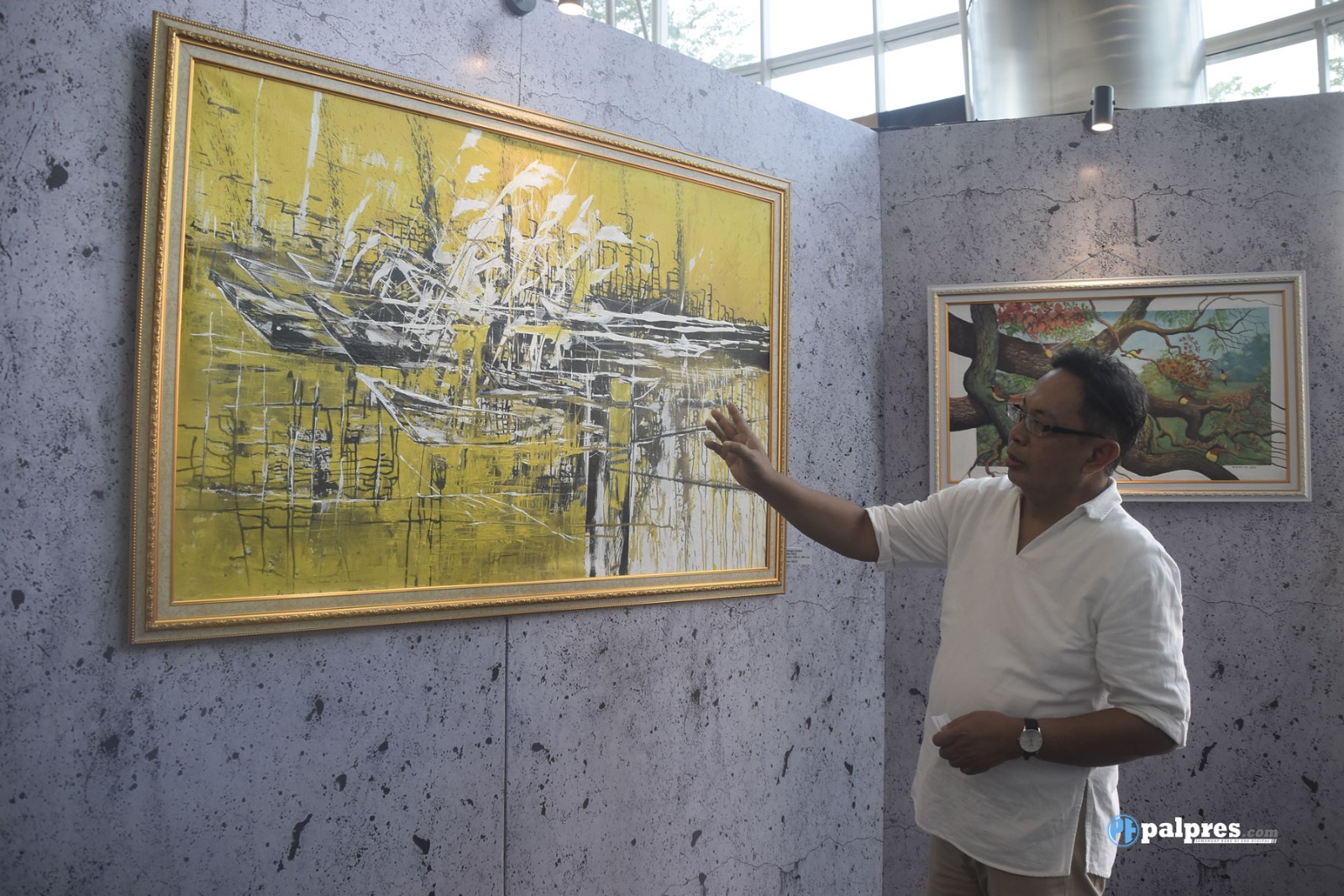 Seniman Palembang ini Pamer 30 Karya Lukisnya di Aula Bank SumselBabel, dari Seluang Mudik hingga Antu Banyu