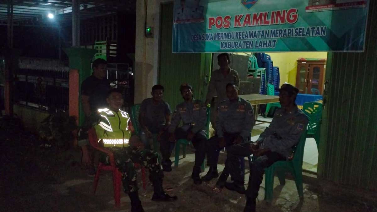 Kompak! Babinsa Koramil 405-02 Merapi dan Warga Berkolaborasi di Pos Satkamling