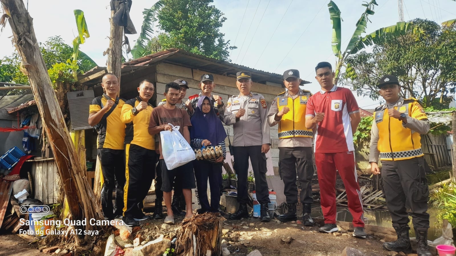 Anggota Polres Pagaralam Bantu Buatkan Rumah Sederhana untuk Sukarelawan 