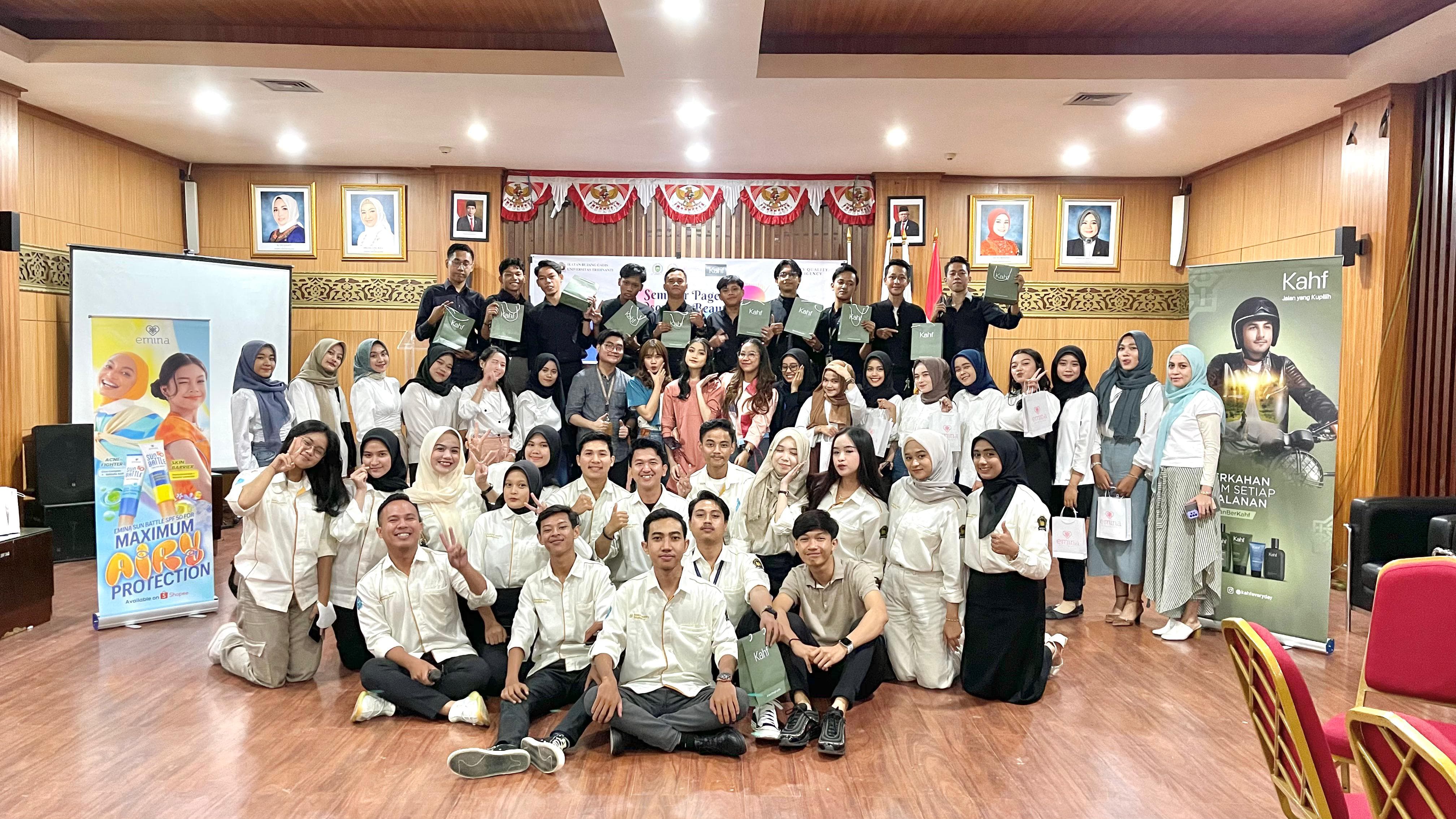 Calon Bujang Gadis Universitas Tridinanti Antusias Ikuti Seminar Beauty dan Handsome Class dari Emina