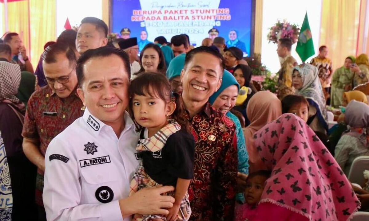 Atasi Stunting, Pj Gubernur Agus Fatoni Kompak Bareng Pj Walikota Palembang Bagikan Bansos untuk Anak Stunting
