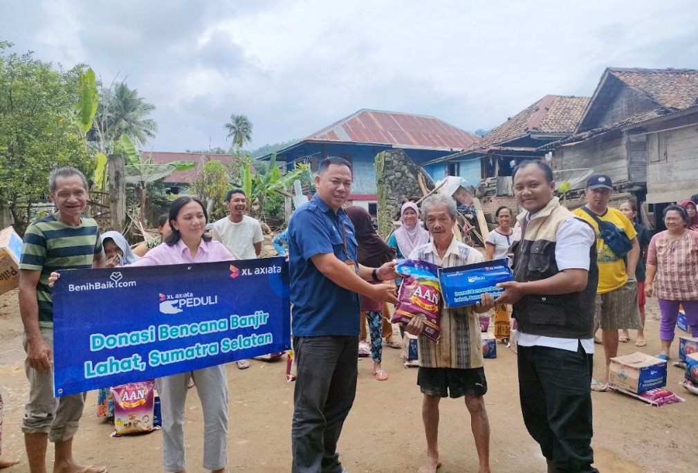 XL Axiata Serahkan Bantuan Korban Banjir Lahat dan Lampung Barat, Pastikan Jaringan Aman