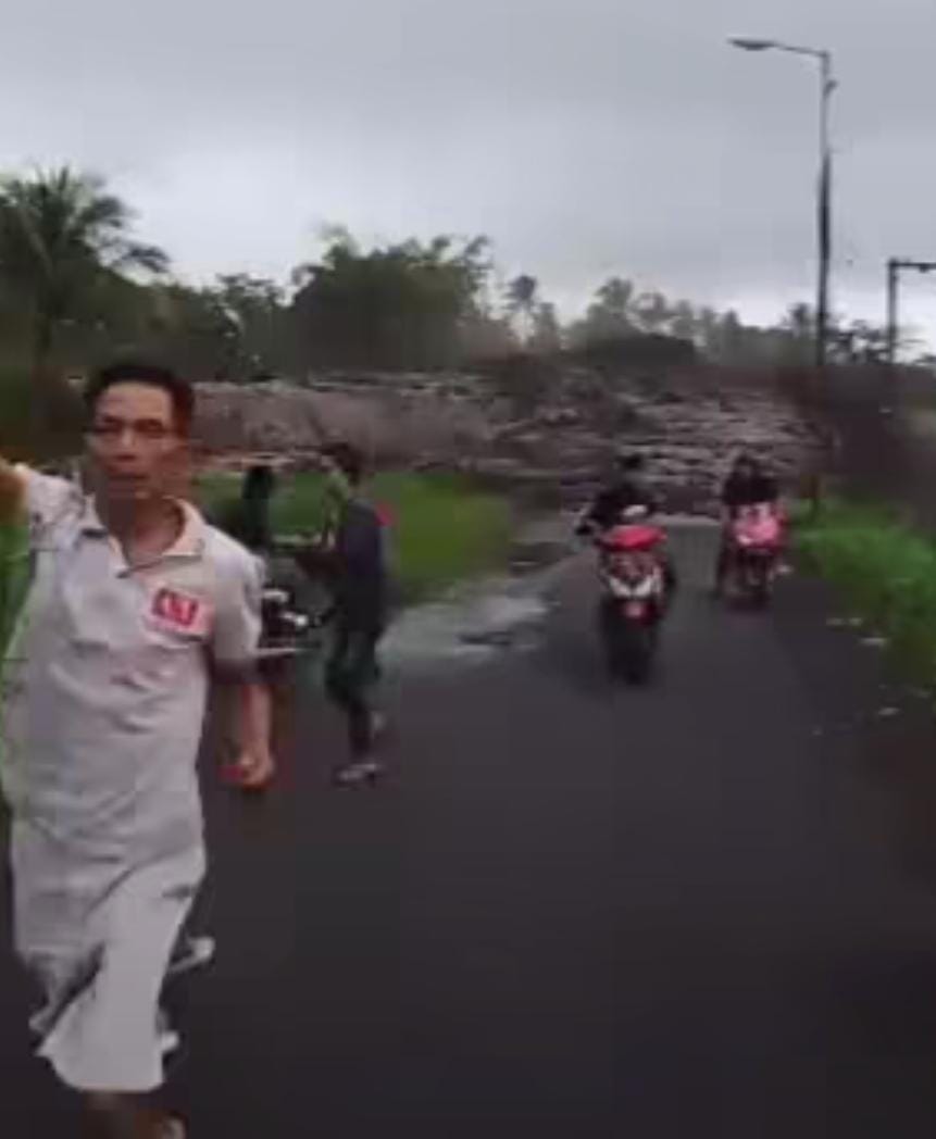 Banjir hingga Longsor Terjadi di Lumajang, Netizen: Emang Warga +62, Pentingin Rekaman Ketimbang Keselamatan