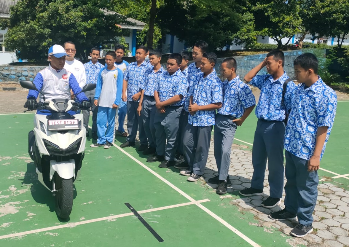 Pelajar SMKN 2 Palembang Dibekali Edukasi Safety Riding