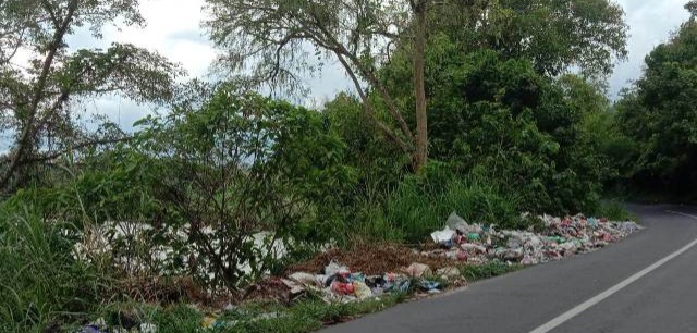 Miris, Sampah Menggunung di Pinggir Sungai Komering OKU Selatan 