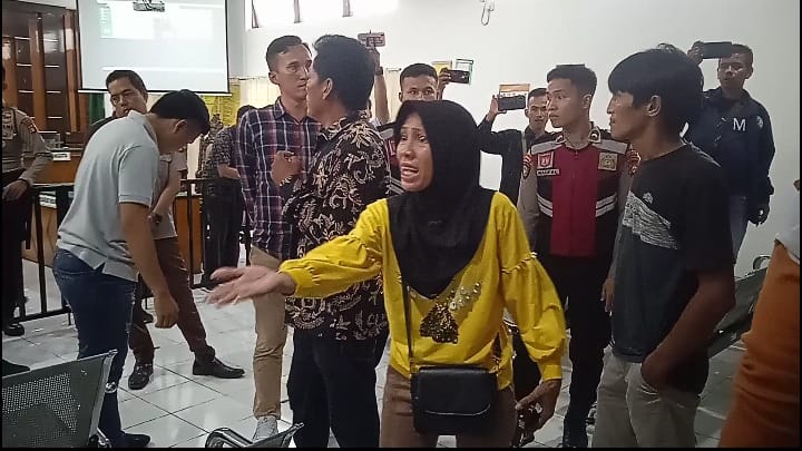 Tidak Puas Dengan Putusan Guru Honorer Sularno, Keluarga Korban Ngamuk Di PN Lubuklinggau