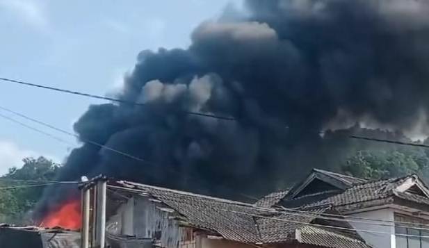 Gedung IGD RSUD Abepura Papua Terbakar, Netizen: Dibakar KKB Kah?