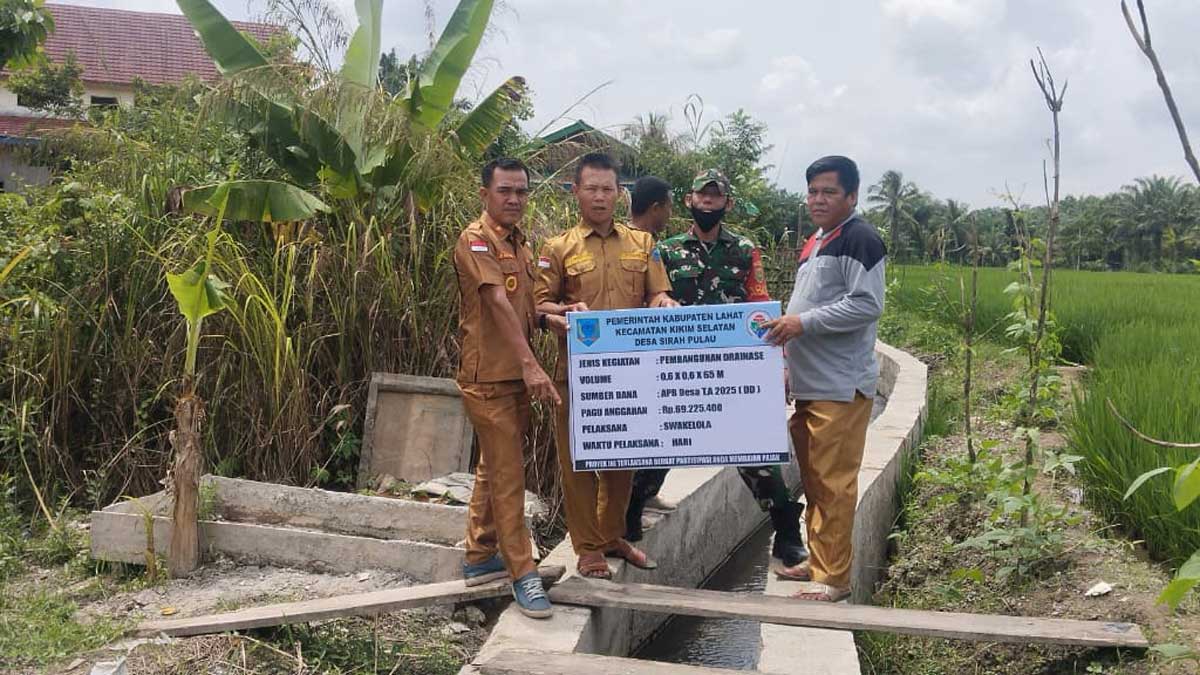 Desa Sirah Pulau Lahat Kini Terang Benderang! 10 Unit Lampu Tenaga Surya Resmi Terpasang di Dusun
