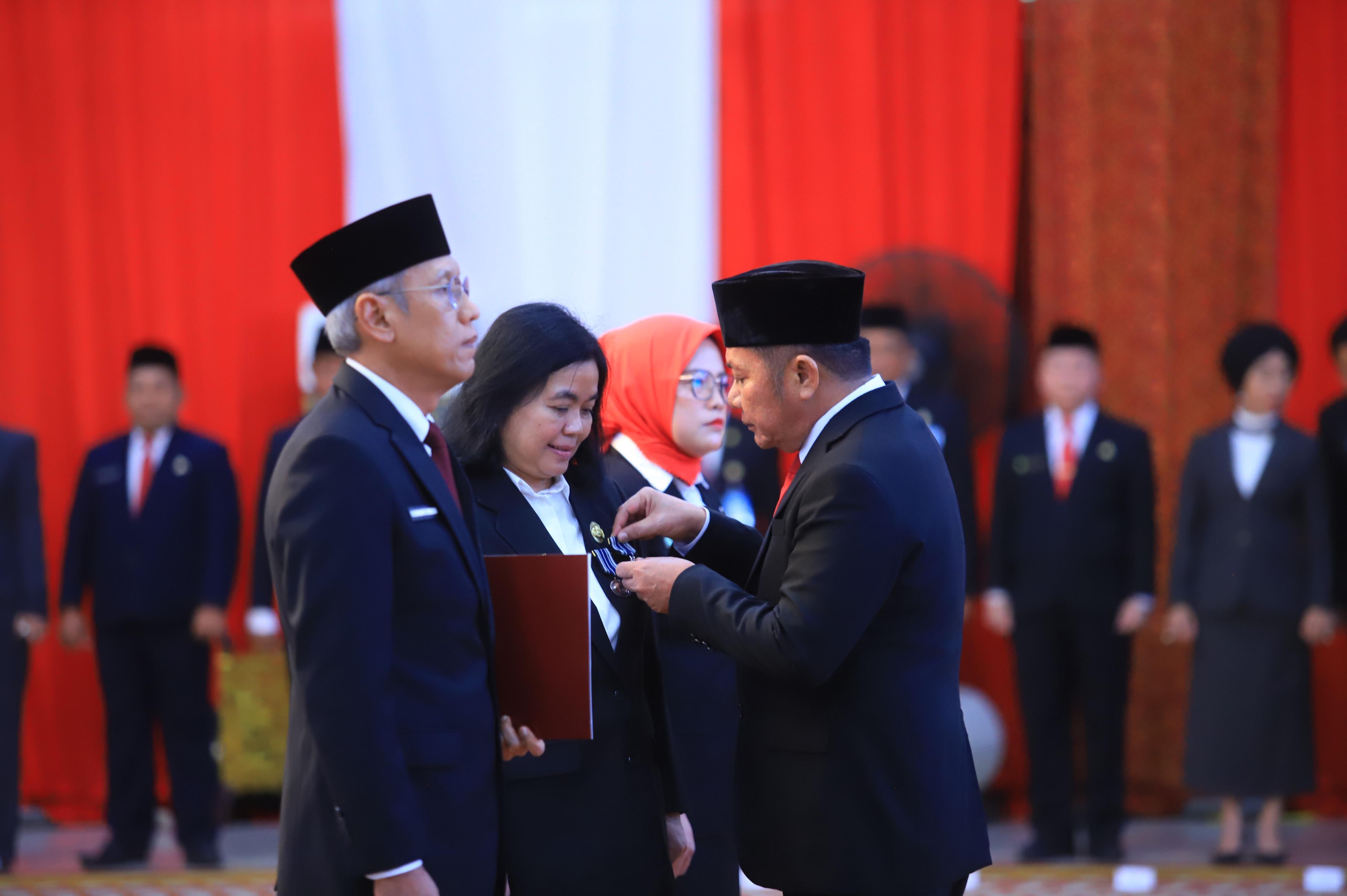 321 ASN Pemprov Sumsel Terima Tanda Kehormatan Satyalancana Karya Satya