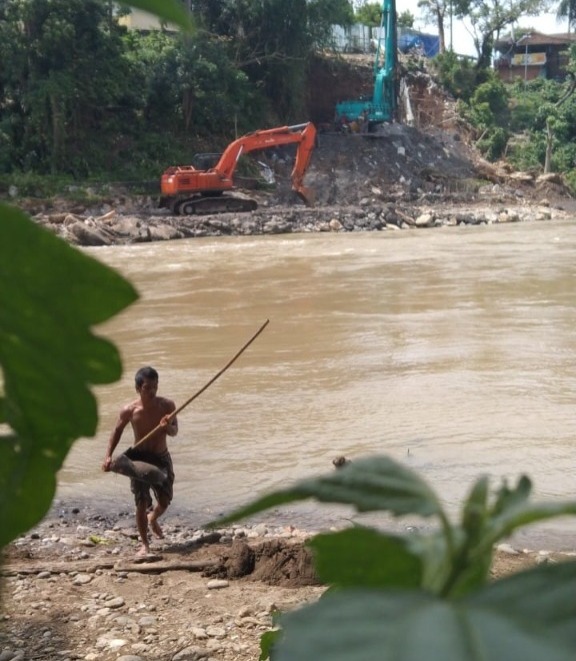 Angkut Pasir dari Sungai Lematang Pakai Alat Sederhana, Bantu Pendapatan Keluarga