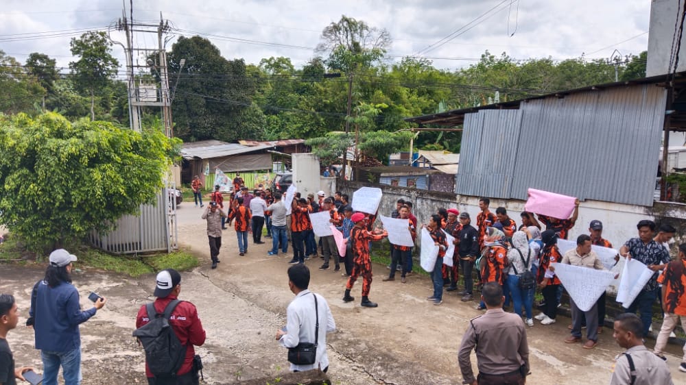 Listrik Padam 3 Hari, Ratusan Anggota Ormas Demo ke PLN Pendopo, Sampaikan Aspirasi Hingga Minta Kompensasi