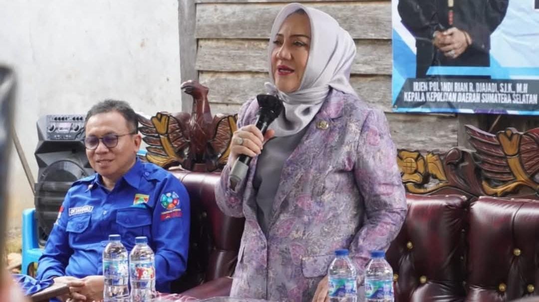 Bupati Musi Rawas Hj Ratna Machmud Letakkan Batu Pertama Bedah Rumah