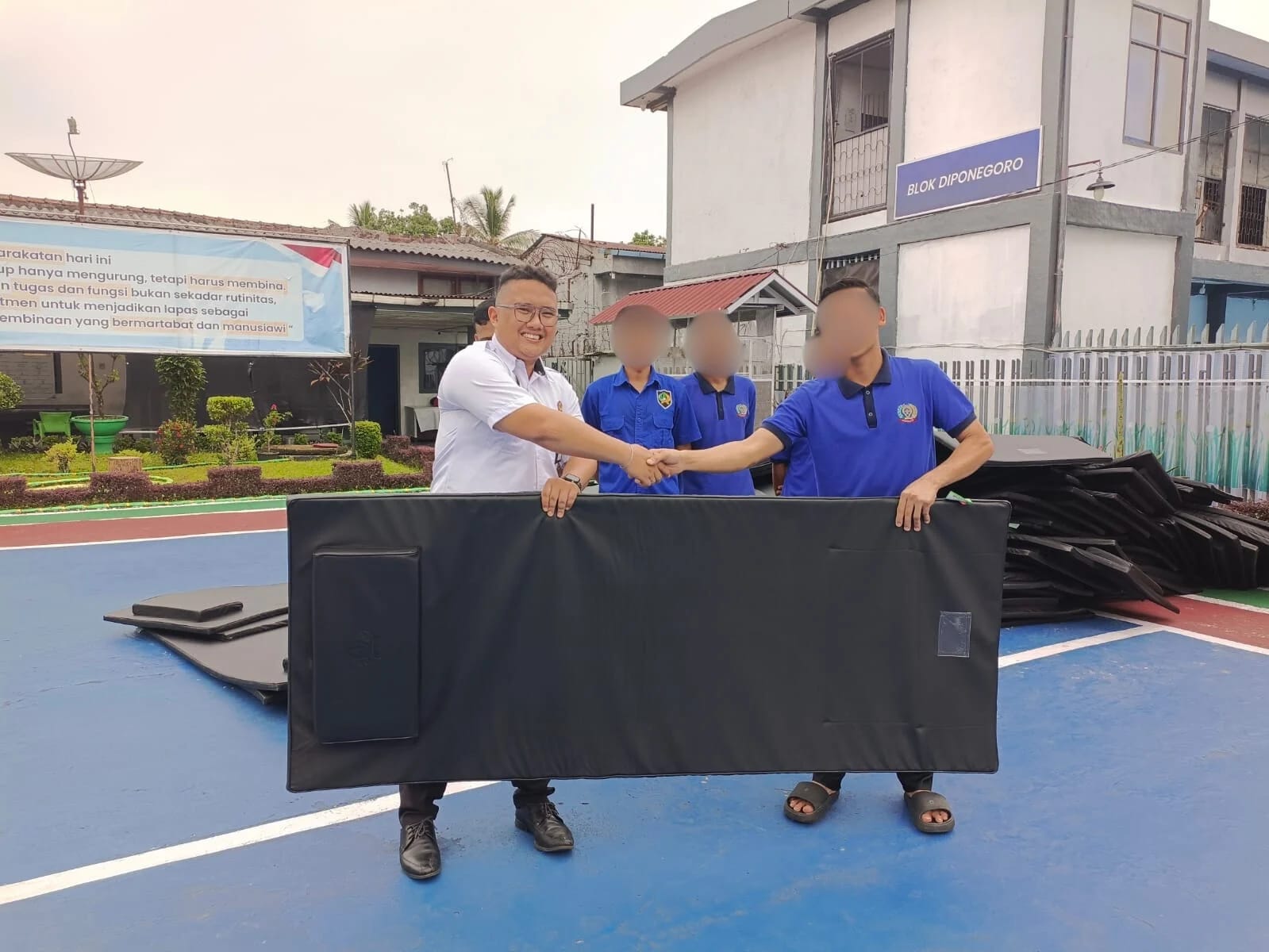 Lapas Lubuk Linggau Penuhi Hak Dasar Warga Binaan dengan Membagikan Matras dan Alat Makan