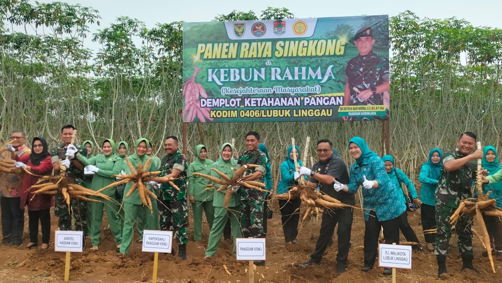 Pandam II Sriwijaya Mayjen TNI M Naudi Nurdika dan Pj Wako Lubuklinggau H Trisko Defriyansa Panen Singkong