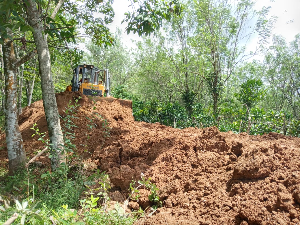 Tumpukan Tanah Dipinggir Jalan Dibersihkan Buldoser