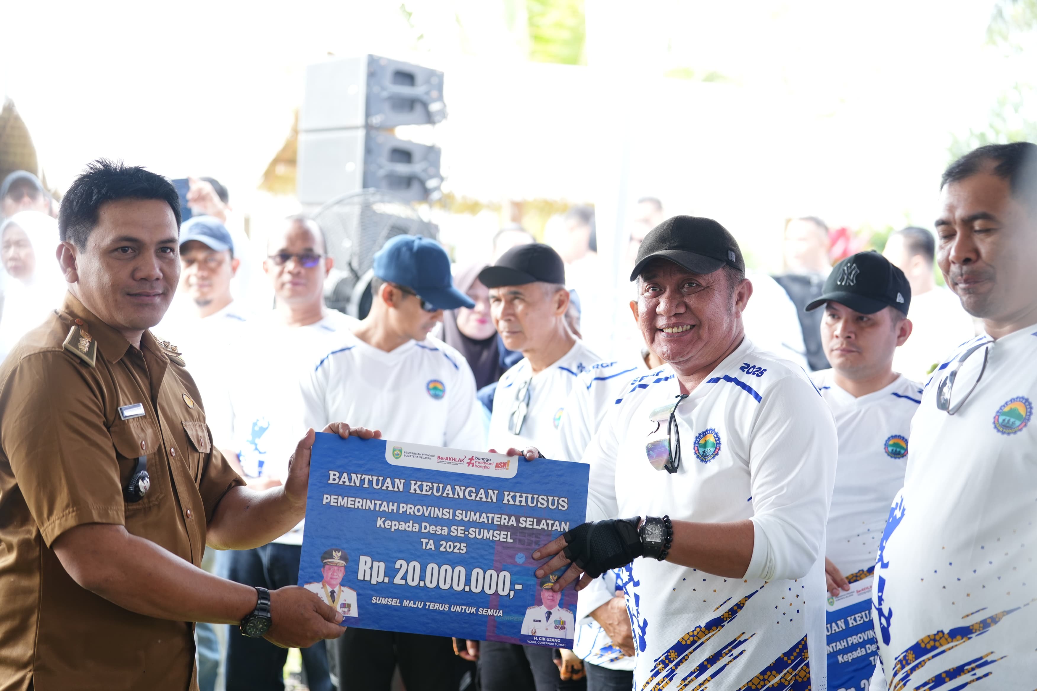 Herman Deru Serahkan Bantuan Desa dan Sarana Pertanian di OKU Selatan, Bentuk Komitmen Bangun Desa 