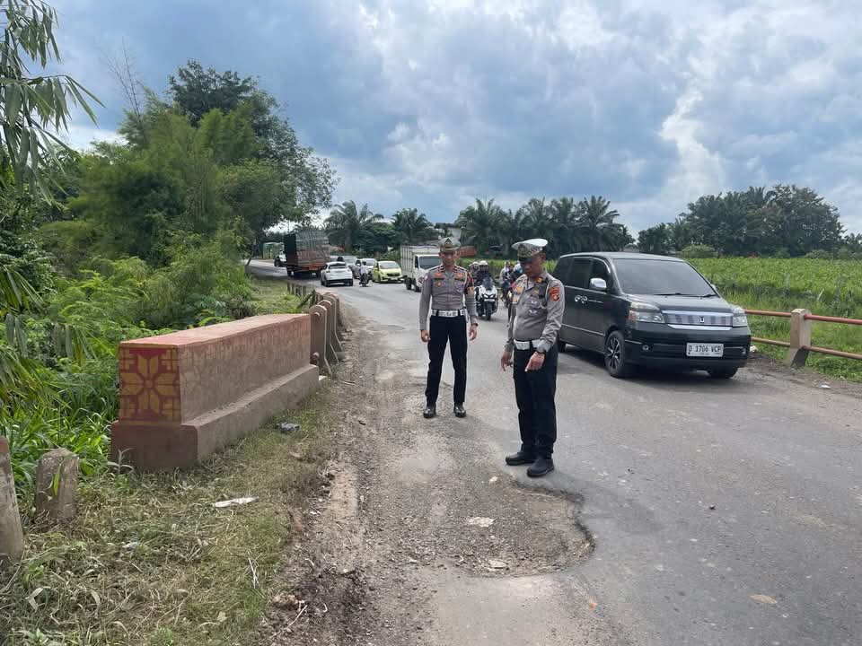 Satlantas Polres Banyuasin Kroscek Ruas Jalan Rusak di Jalintim