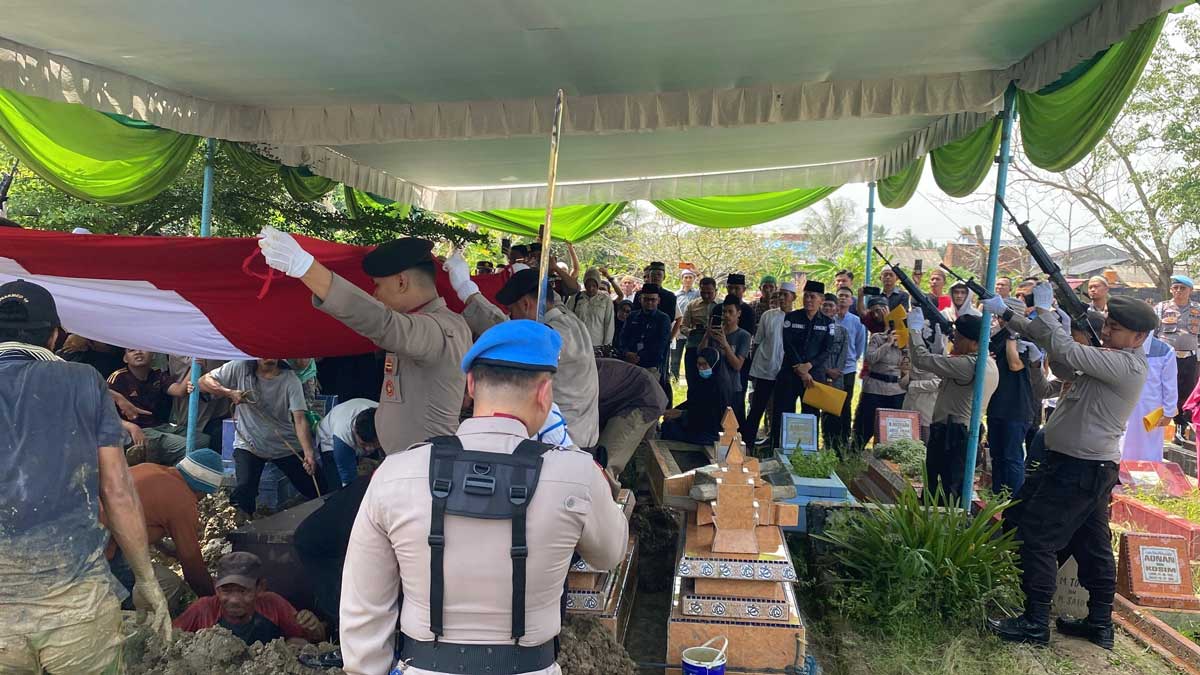 Kabid Propam Pimpin Upacara Pemakaman Anggota Bidpropam Polda Sumsel yang Meninggal