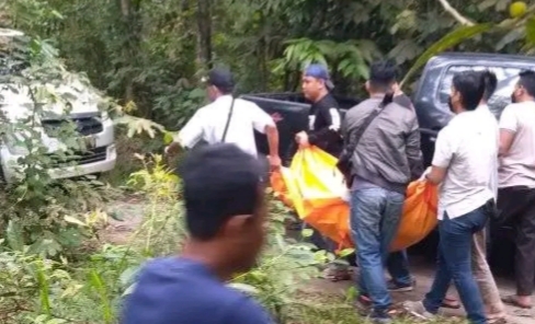 Mayat Pria Tanpa Identitas Ditemukan Dengan 58 Luka Tusuk di Kebun Karet