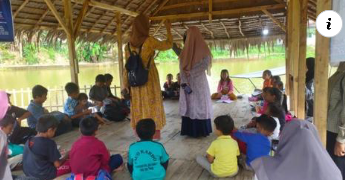 Ikatan Mahasiswa Belitang Lakukan Bakti Desa, Mengajar Hingga Bersih-bersih Desa