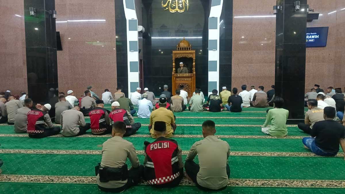 Hari Kedua Ramadan, Wakapolda Sumsel Salat Tarawih Berjamaah di Perumahan Polri Palembang