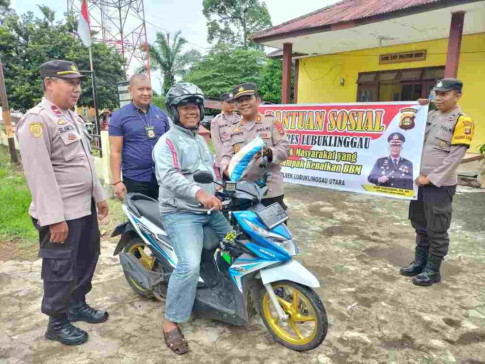  Polsek Lubuklinggau Utara Bantu Tukang Ojek Pinggiran 