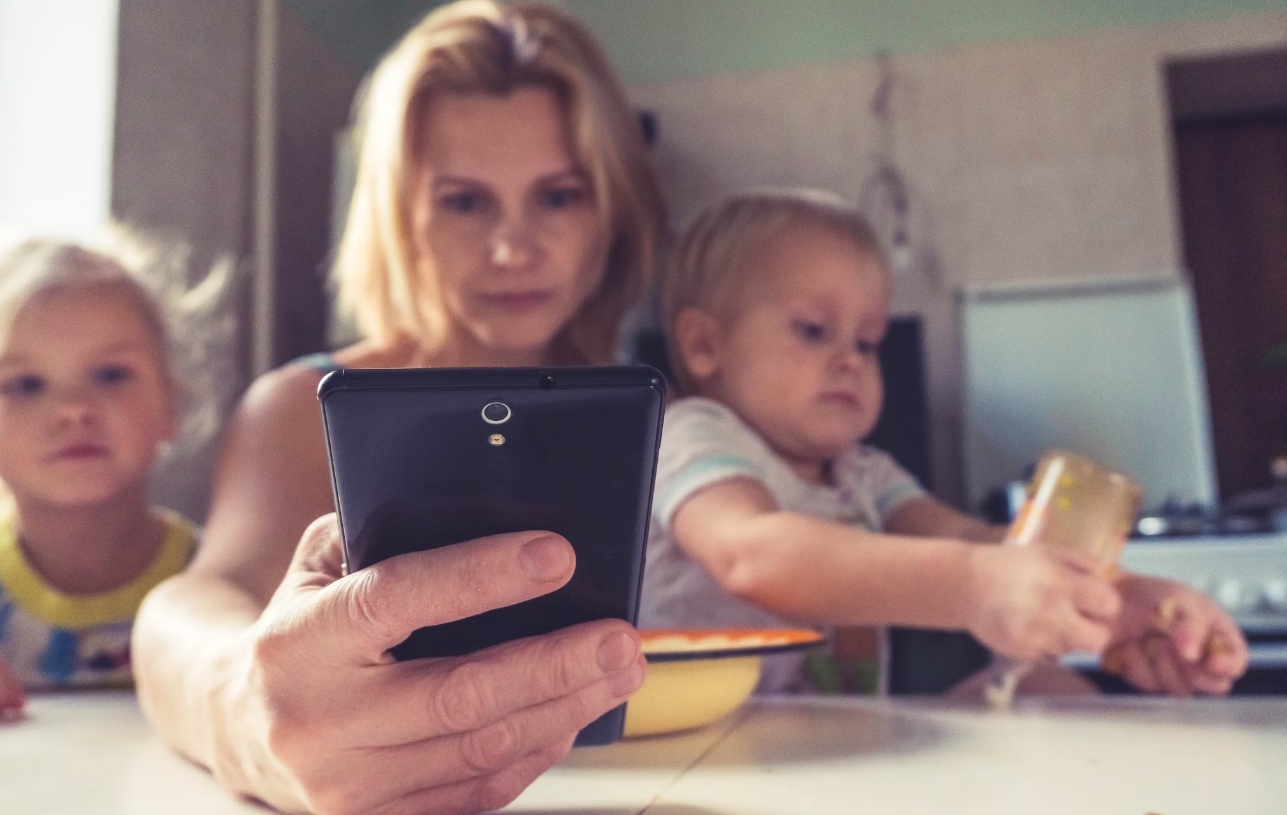 Orangtua Wajib Tahu! Ini 6 Cara Ampuh Mengatasi Kecanduan Gadget pada Anak, Ajak Aktivitas Lain 