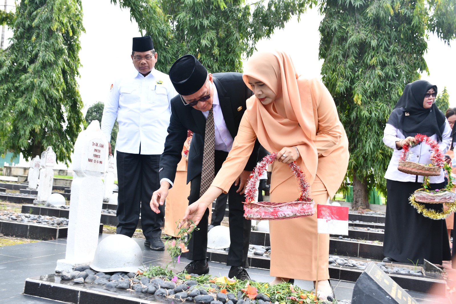 Pimpin Ziarah Makam Pahlawan, Kakanwil Berharap ASN Kemenag Belajar Dedikasi dan Semangat Juang Pahlawan