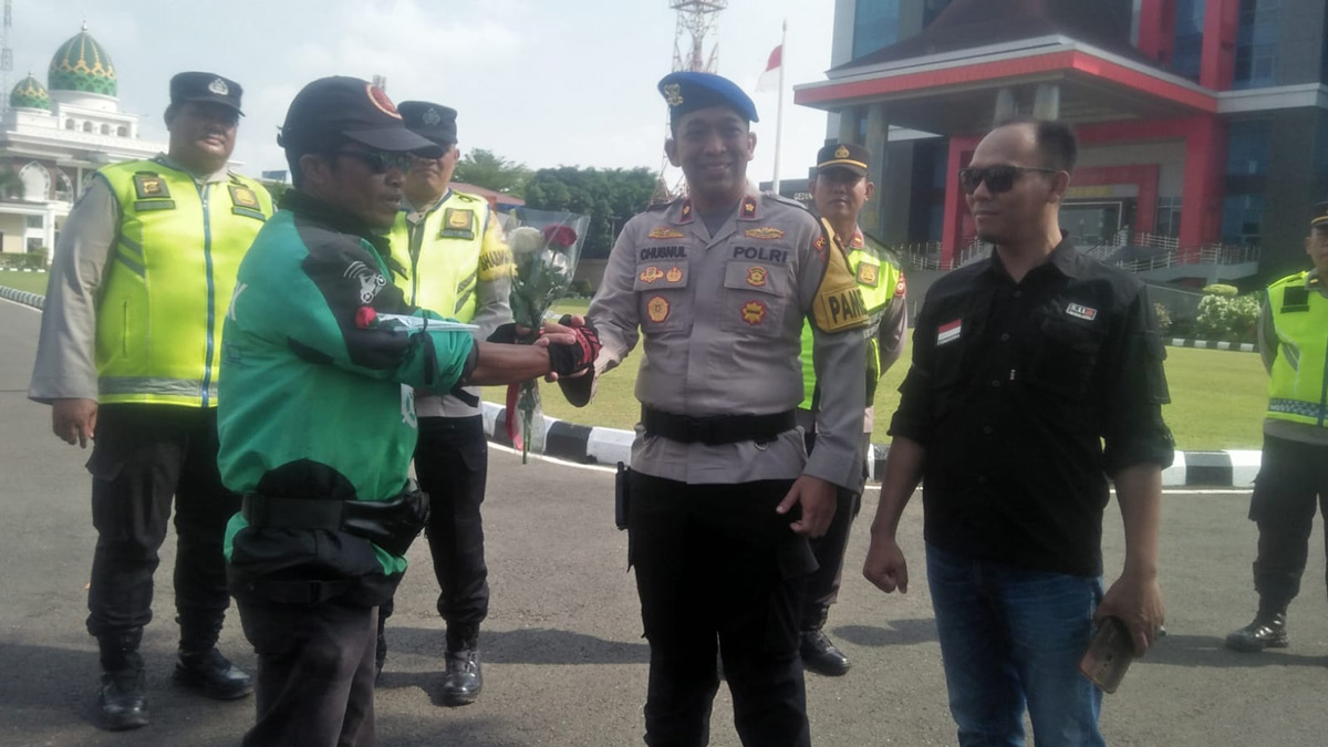 Ojol Palembang Pilih Tebar Mawar daripada Demo, Dapat Apresiasi Polda Sumsel