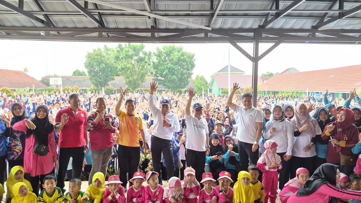 Momen Unik di OKU Timur: Mendikdasmen Mengaku 'Nyontek' Gerakan Siswa Saat Senam Pagi!