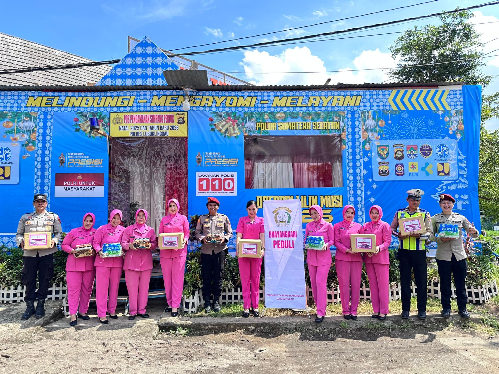 Kapolres Lubuk Linggau dan Ketua Bhayangkari Tinjau Pos Pelayanan Nataru