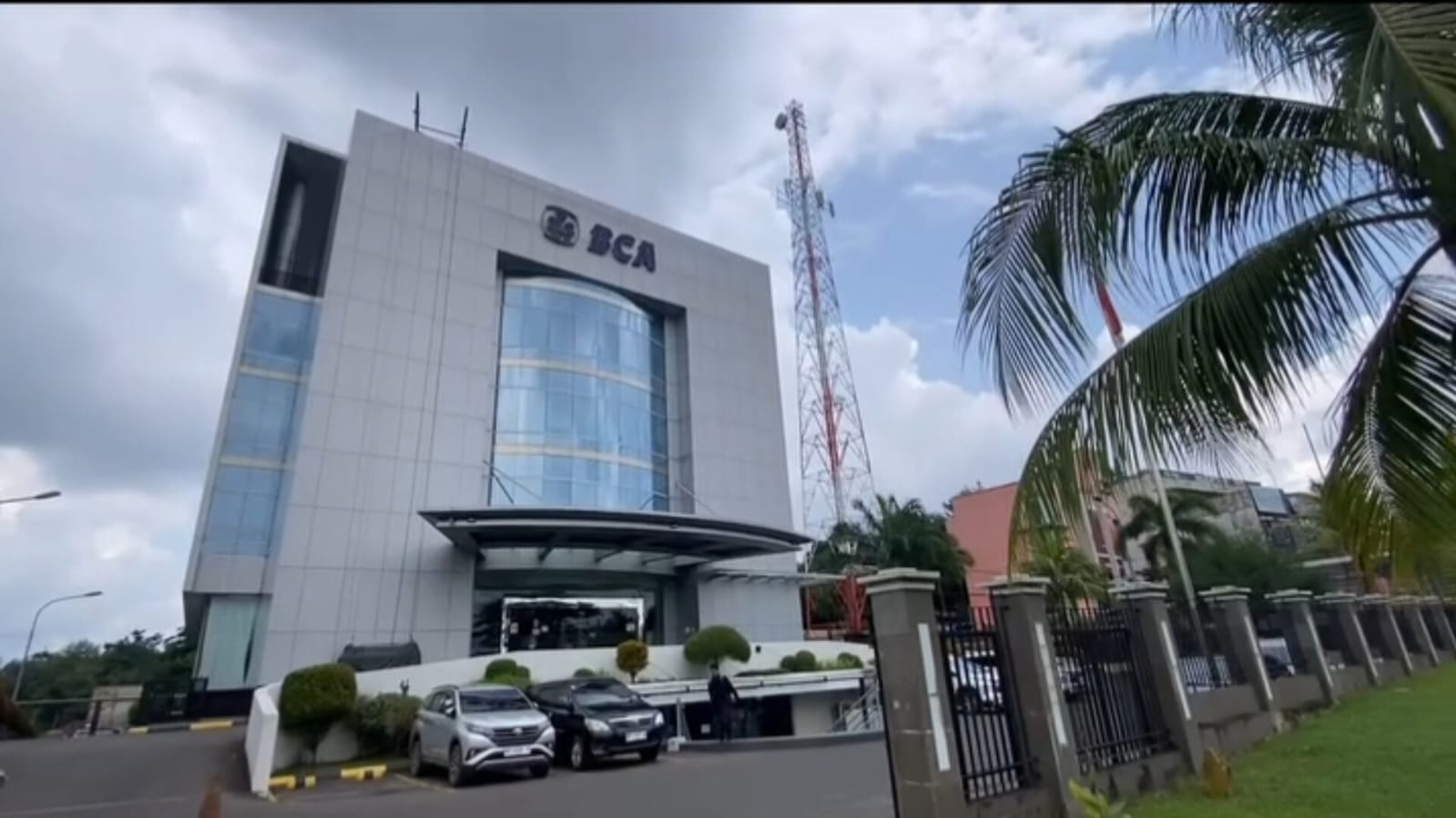 BCA Jadi Bank Paling Dipercaya di Dunia, Melayani 100 Juta Transaksi Nasabah Per Hari