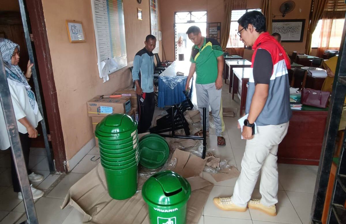 Jalankan Program CSR Adiwiyata, Elnusa Berikan Bantuan Kotak Sampah ke SMP Negeri 1 Bayung Lencir