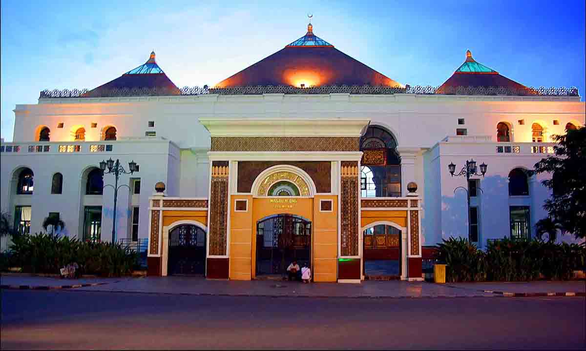 Masjid Agung SMB Jayo Wikramo Palembang Bersiap-Siap Laksanakan Salat Idul Fitri 1445 Hijriah
