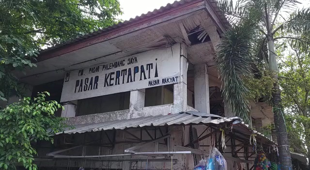  Atap Bangunan Pasar Kertapati Ambruk, Pedagang dan Pengunjung Berlarian   