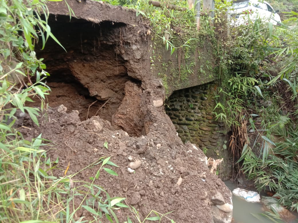  Tanah Tergerus Air Hujan, Jembatan Lubuk Selo Terancam Amblas