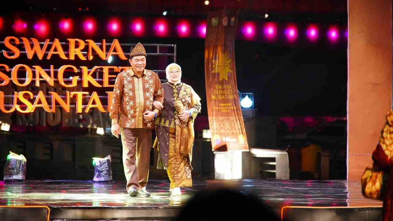 Anggun Berbalut Songket Gambo Muba, Bupati Muba dan Istri Curi Perhatian di Catwalk