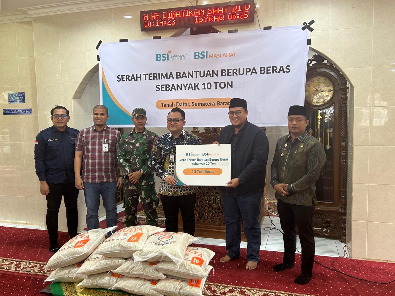 10 Ton Beras Bantuan BSI Maslahat Disalurkan ke Korban Bencana Banjir Bandang di Lima Nagari