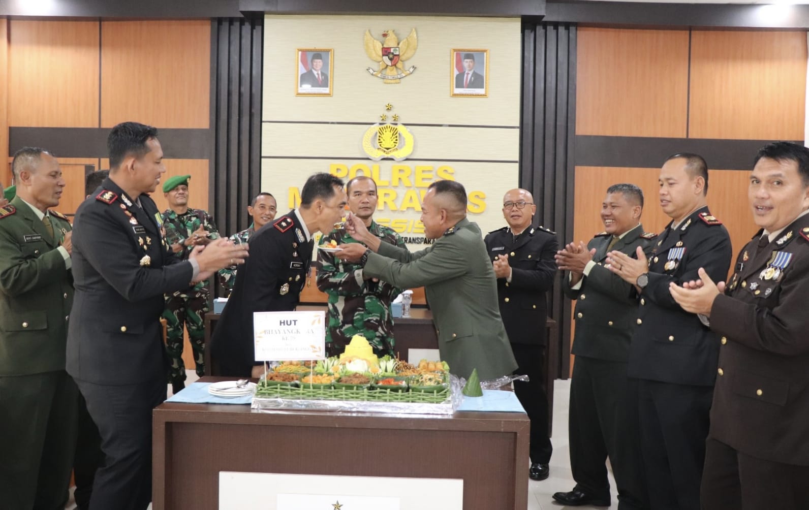 Hari Bhayangkara Ke-79, Polres Musi Rawas Terima Nasi Tumpeng Dari Kodim 0406 Lubuklinggau