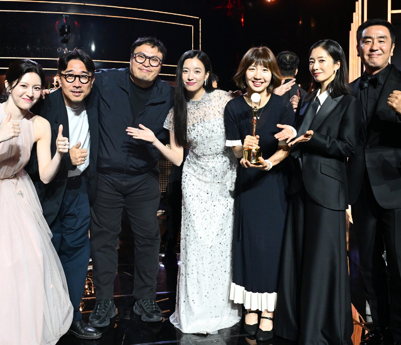 Serial Favorit Disney+ Hotstar, ‘Moving’ dan ‘A Shop For Killers’ Raih Penghargaan di Ajang Blue Dragon Awards