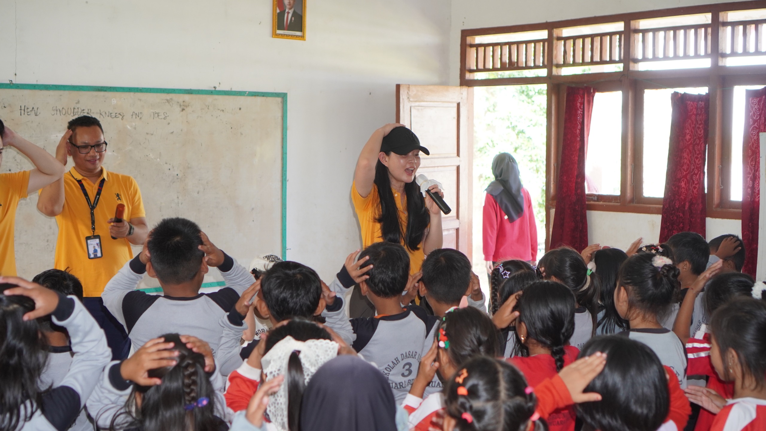 Thamrin Group Dukung Pendidikan di Sumsel, Elysa Thamrin Serahkan Bantuan ke SD Negeri 3 Muara Belida