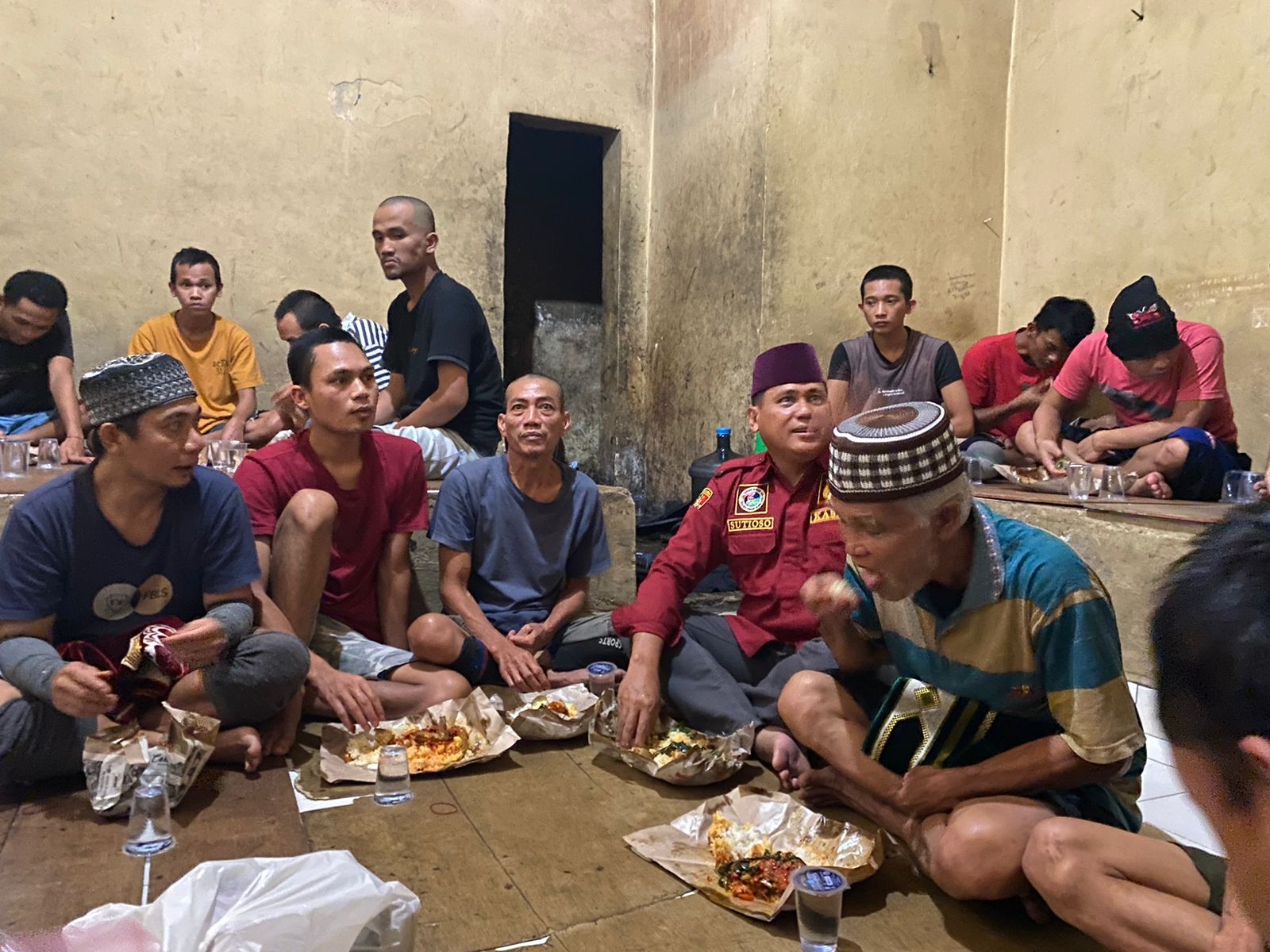 Makan Bersama Tahanan, Kasat Narkoba Polres Pagaralam Ajak Untuk Rajin Beribadah