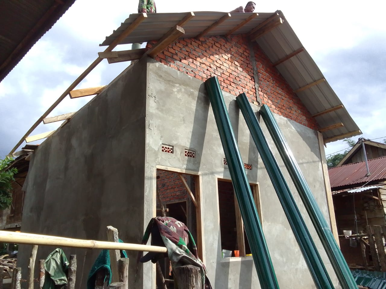 Personel TMMD ke 115 Mulai Pasang Atap Rumah Nenek Ratna