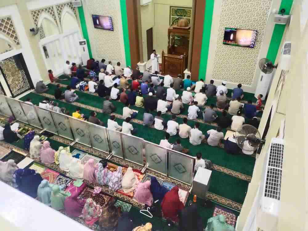 PJU Polda Sumsel Tarawih Bersama Masyarakat di Masjid Al-Aman