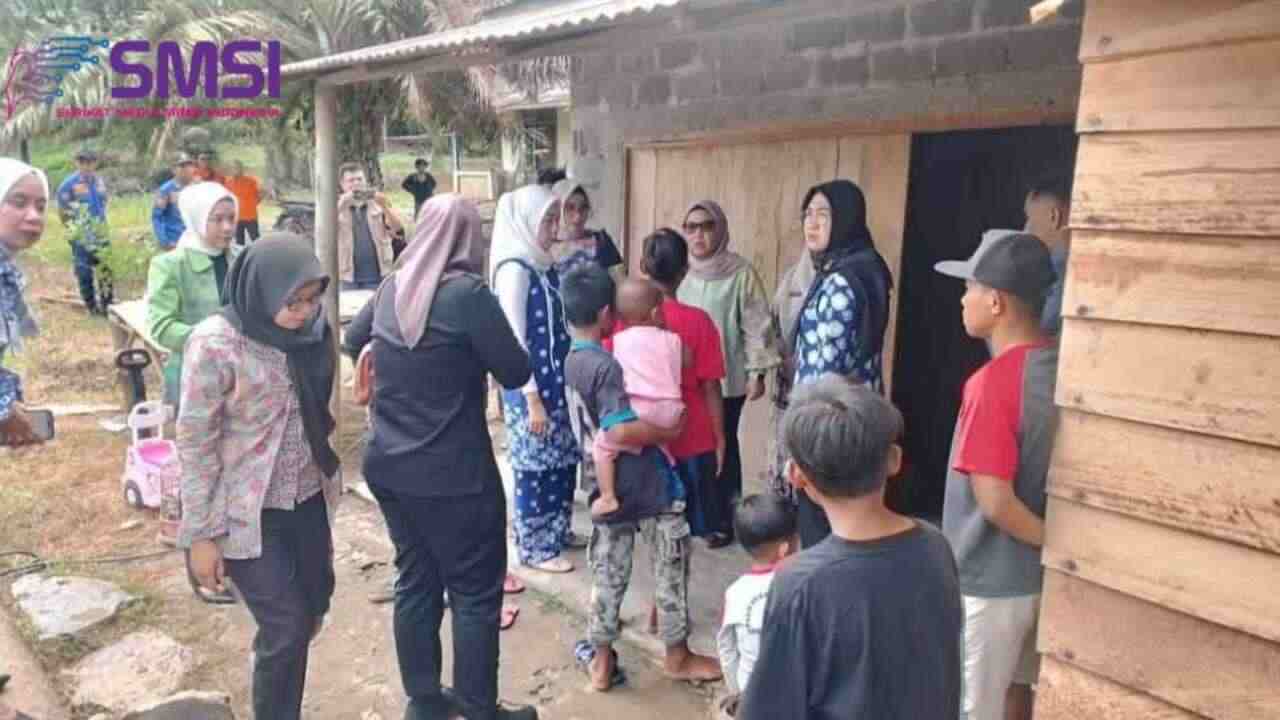 Tinjau Korban Kebakaran di Desa Simpang Solar, Ketua TP PKK PALI Hj. Dwi Septaria Asgianto Berikan Ini