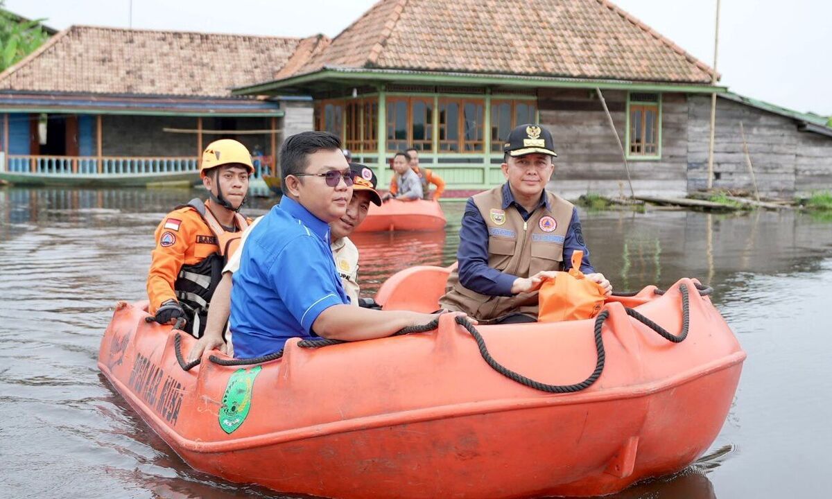 Gunakan Perahu Karet, Pj Gubernur Agus Fatoni Tinjau Lokasi Banjir di Muba, Berikan Bantuan Langsung
